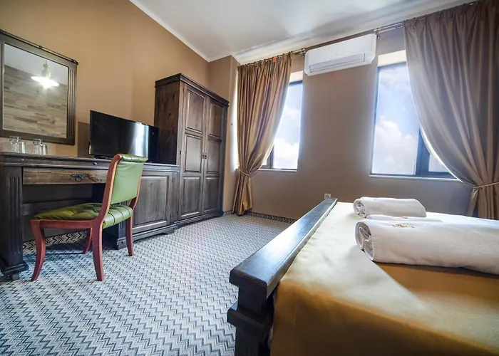 Antique - Free Private Parking Hotel 3*