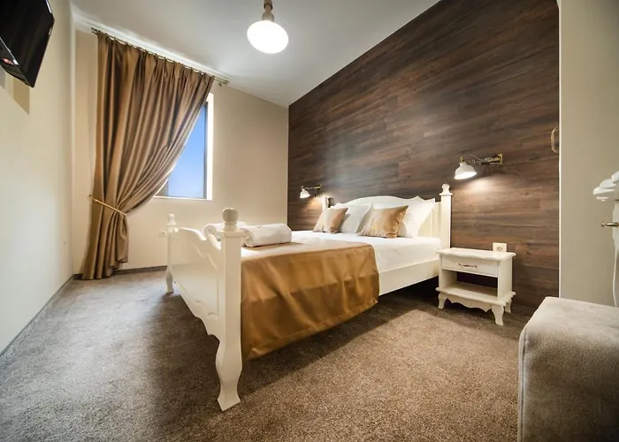 Antique - Free Private Parking Hotel