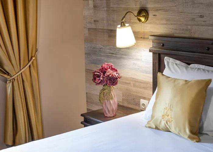 Antique - Free Private Parking Hotel