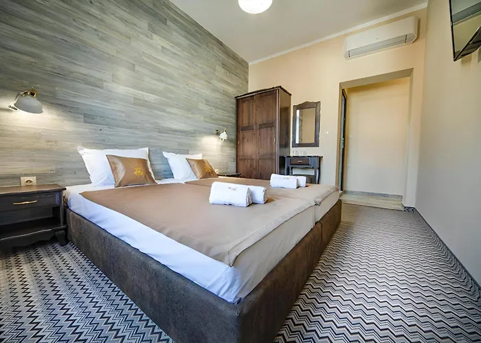 Antique - Free Private Parking Hotel