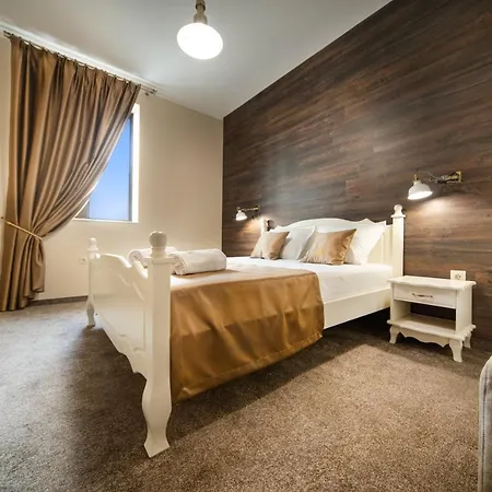 Antique - Free Private Parking Hotel