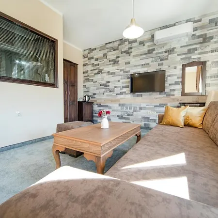 Antique - Free Private Parking Hotel 3*